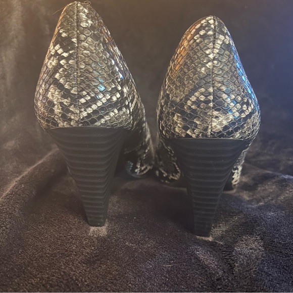 Snake print heels - Picture 3 of 5